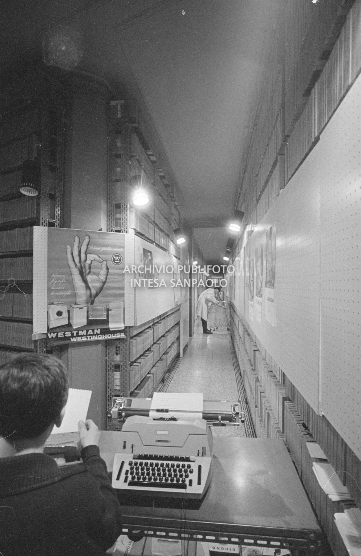 Al lavoro nell'archivio dell'agenzia Publifoto di Milano