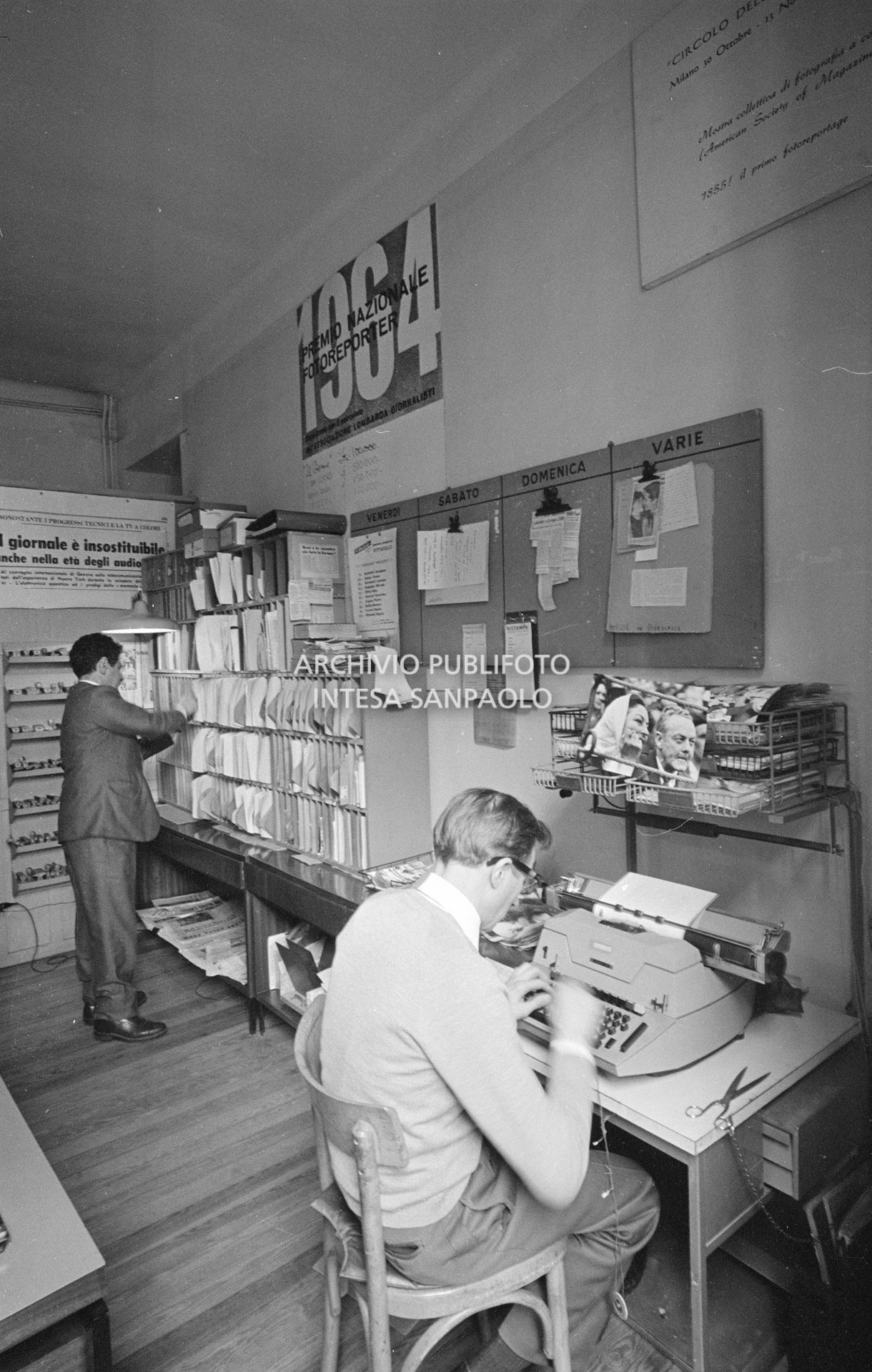 Al lavoro nell'archivio dell'agenzia Publifoto di Milano