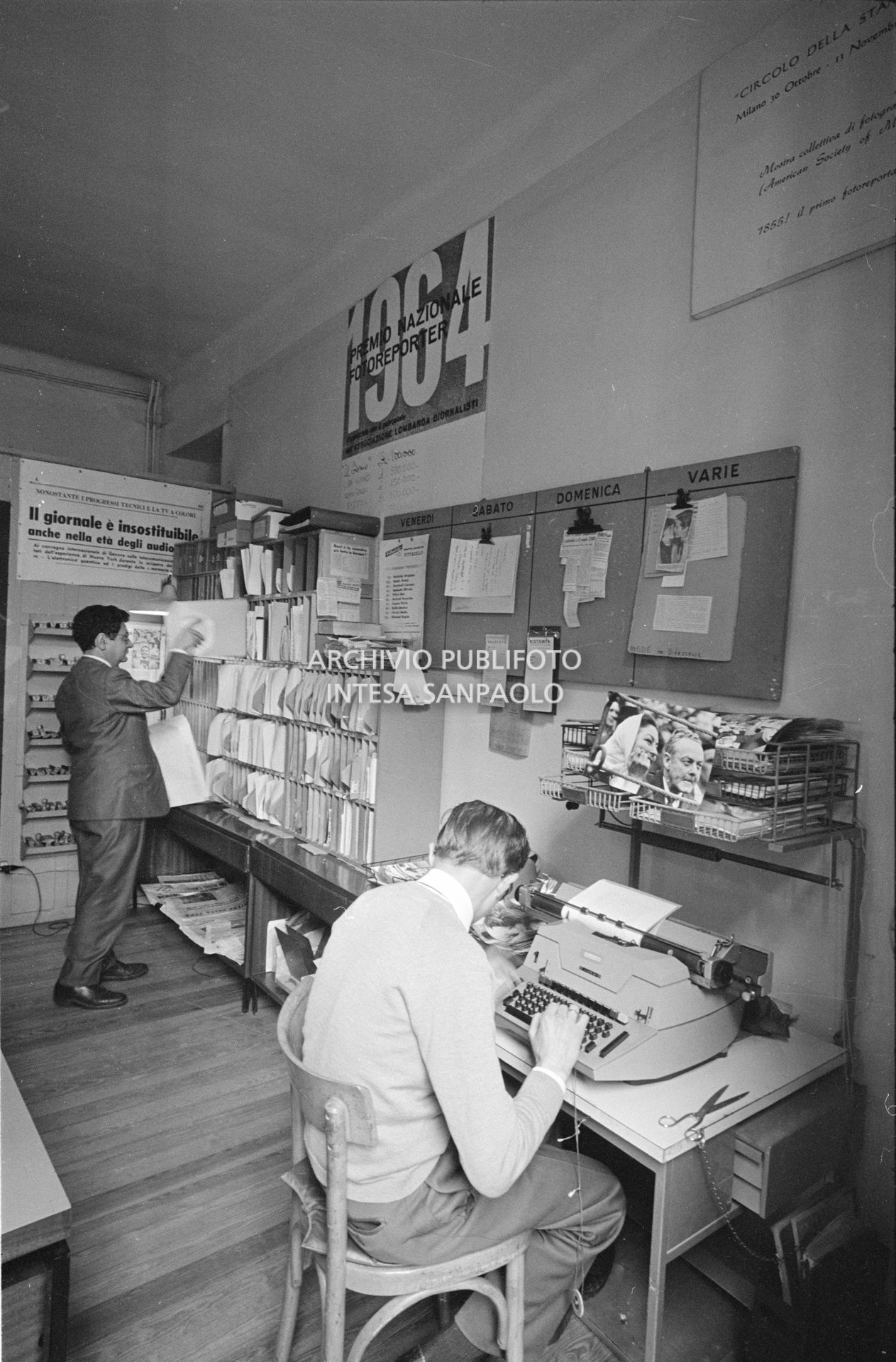 Al lavoro nell'archivio dell'agenzia Publifoto di Milano