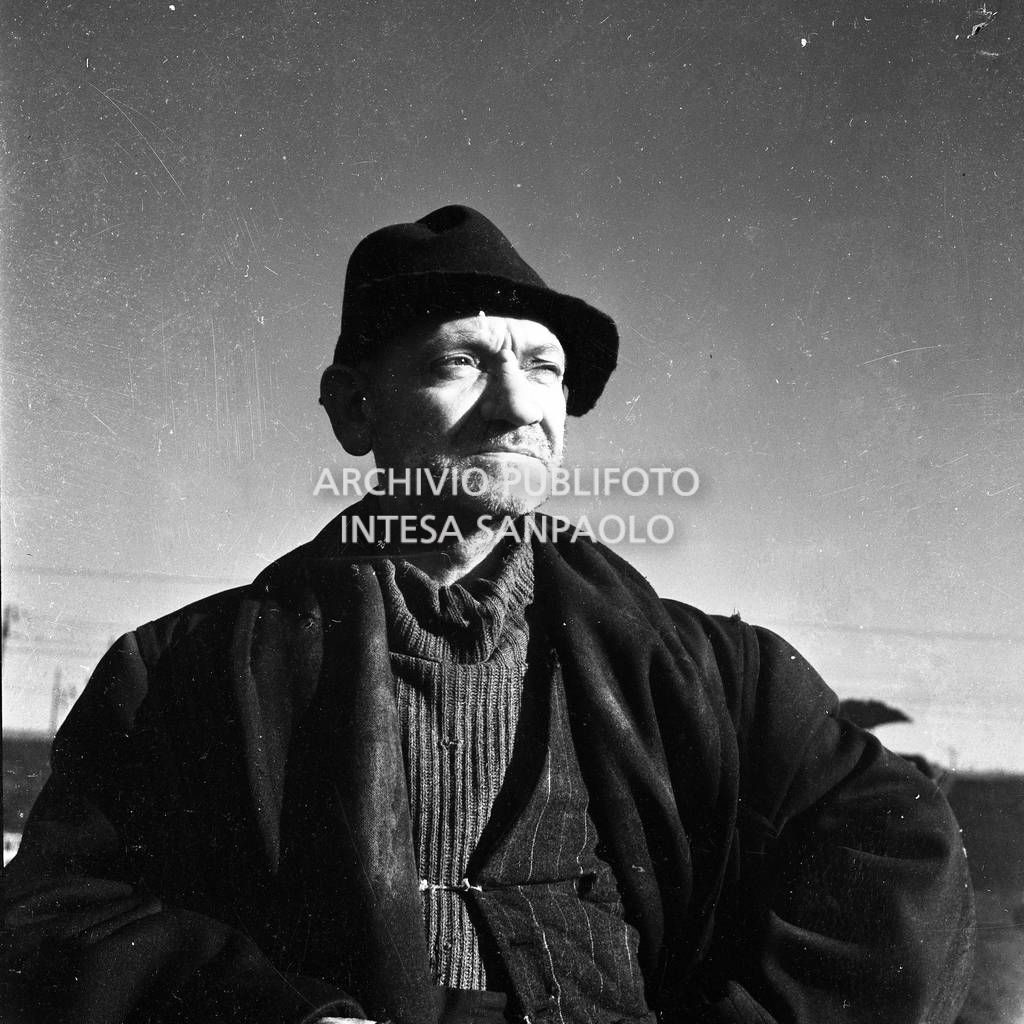 Arturo Bragaglia in costume di scena sul set del film "Miracolo a Milano" girato nel quartiere milanese di Lambrate