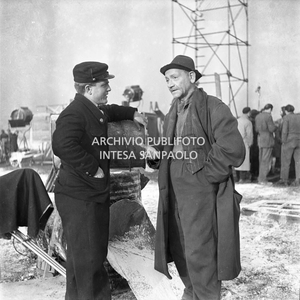 Francesco Golisano e Arturo Bragaglia in costume di scena sul set del film "Miracolo a Milano" girato nel quartiere milanese di Lambrate