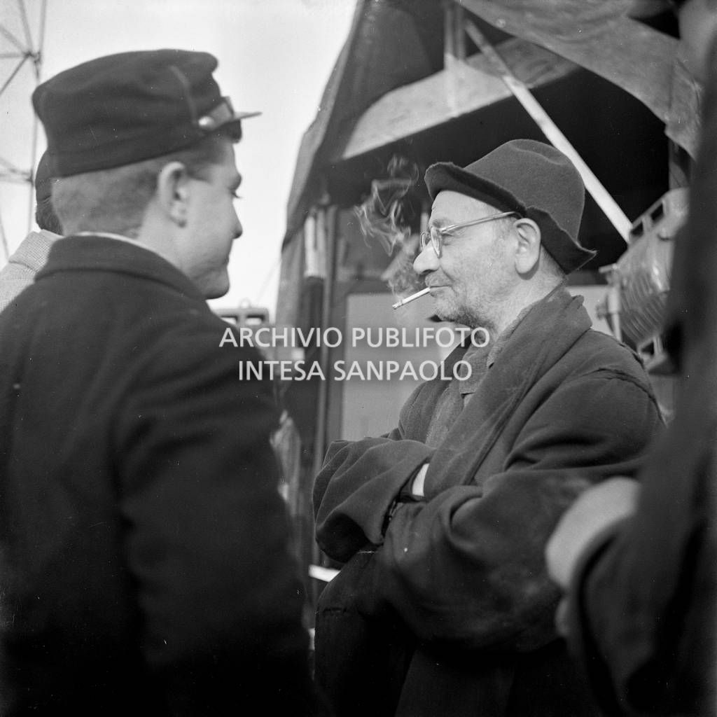 Francesco Golisano e Arturo Bragaglia in costume di scena sul set del film "Miracolo a Milano" girato nel quartiere milanese di Lambrate