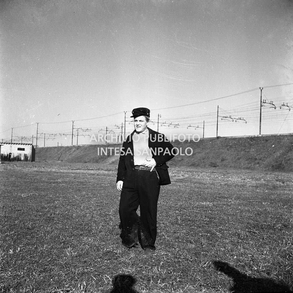 Francesco Golisano in costume di scena sul set del film "Miracolo a Milano" girato nel quartiere milanese di Lambrate