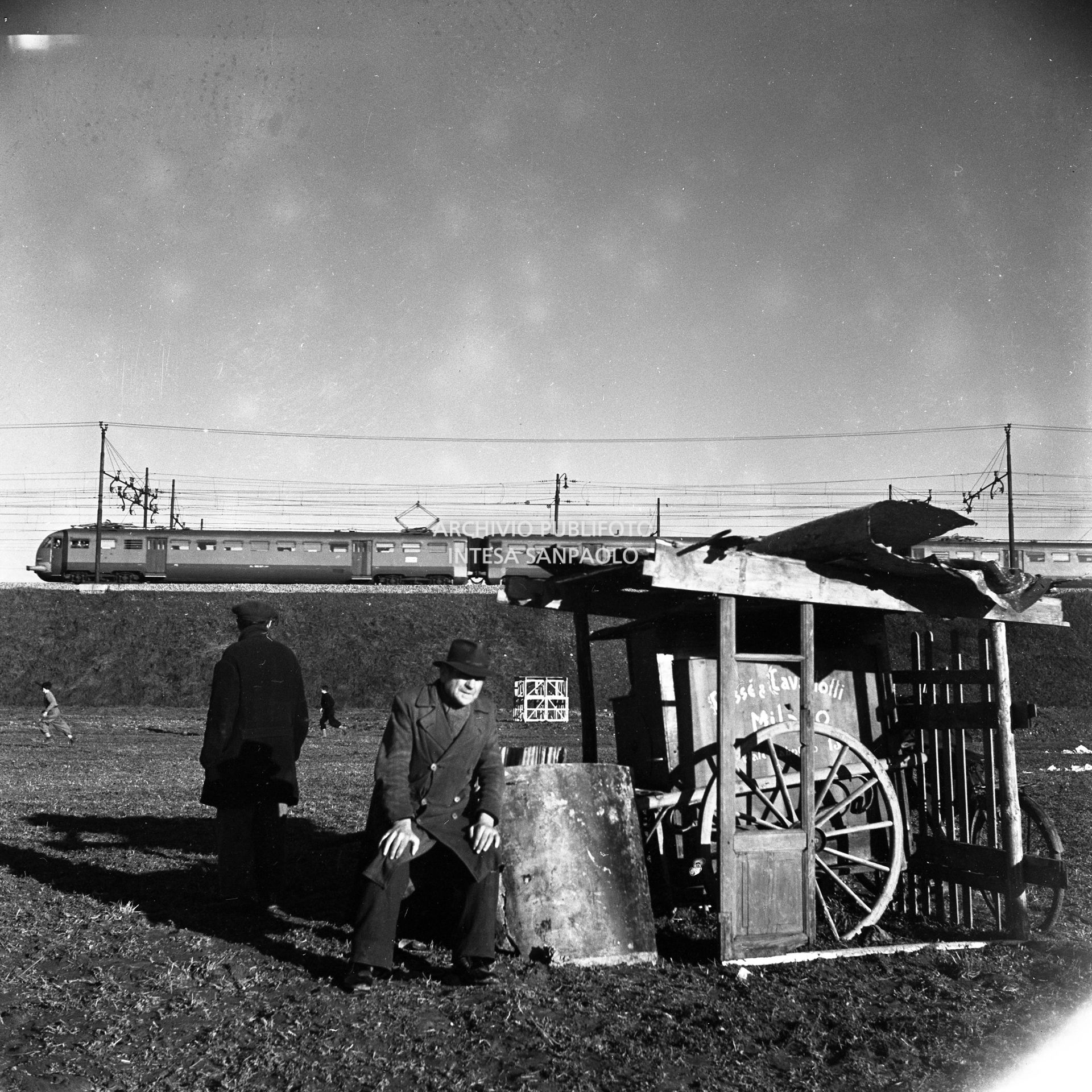 Un momento delle riprese del film "Miracolo a Milano" girato nel quartiere milanese di Lambrate