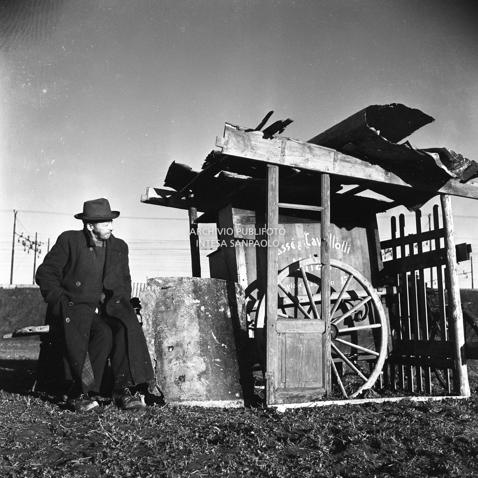 Un momento delle riprese del film "Miracolo a Milano" girato nel quartiere milanese di Lambrate