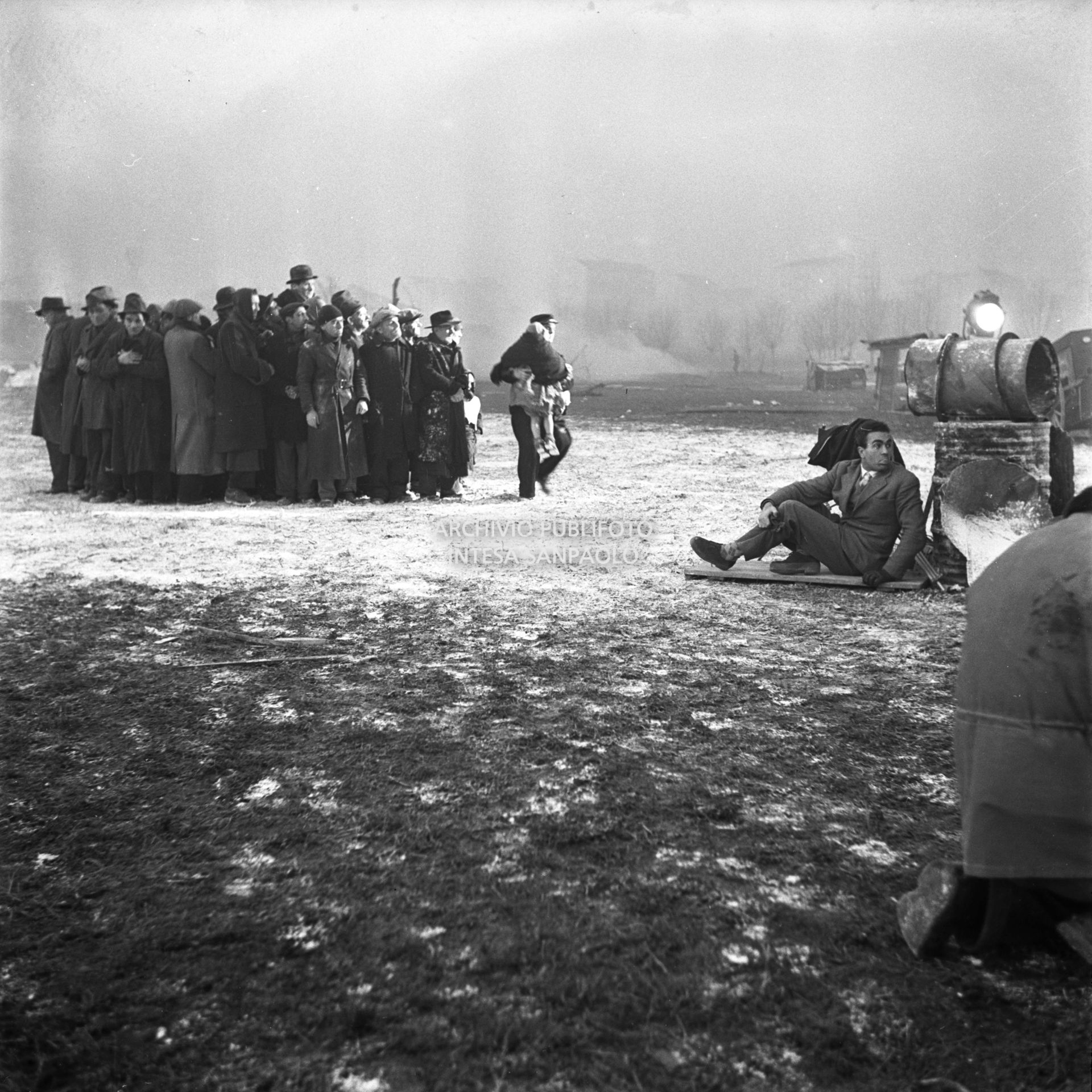 Un momento delle riprese del film "Miracolo a Milano" girato nel quartiere milanese di Lambrate