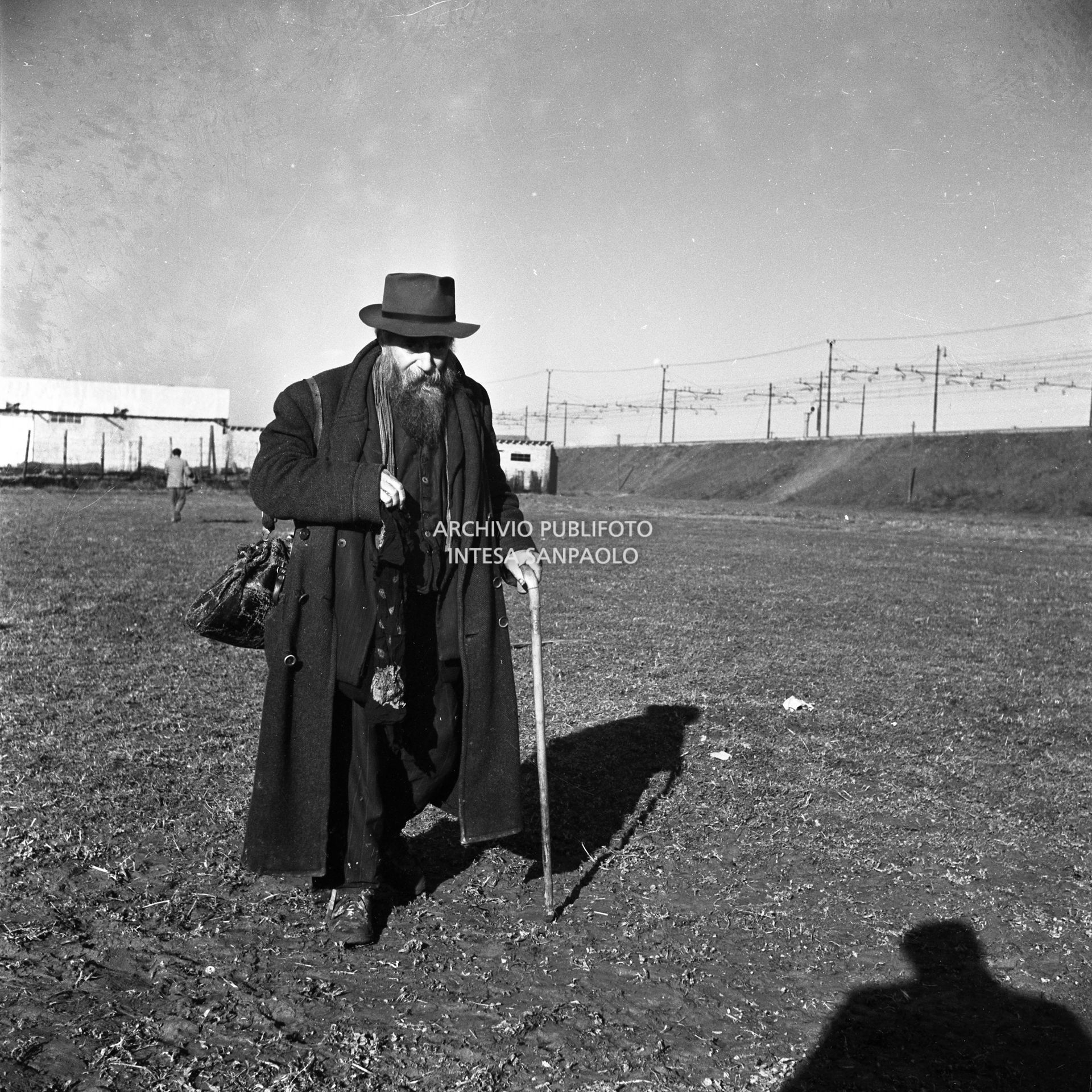 Un momento delle riprese del film "Miracolo a Milano" girato nel quartiere milanese di Lambrate