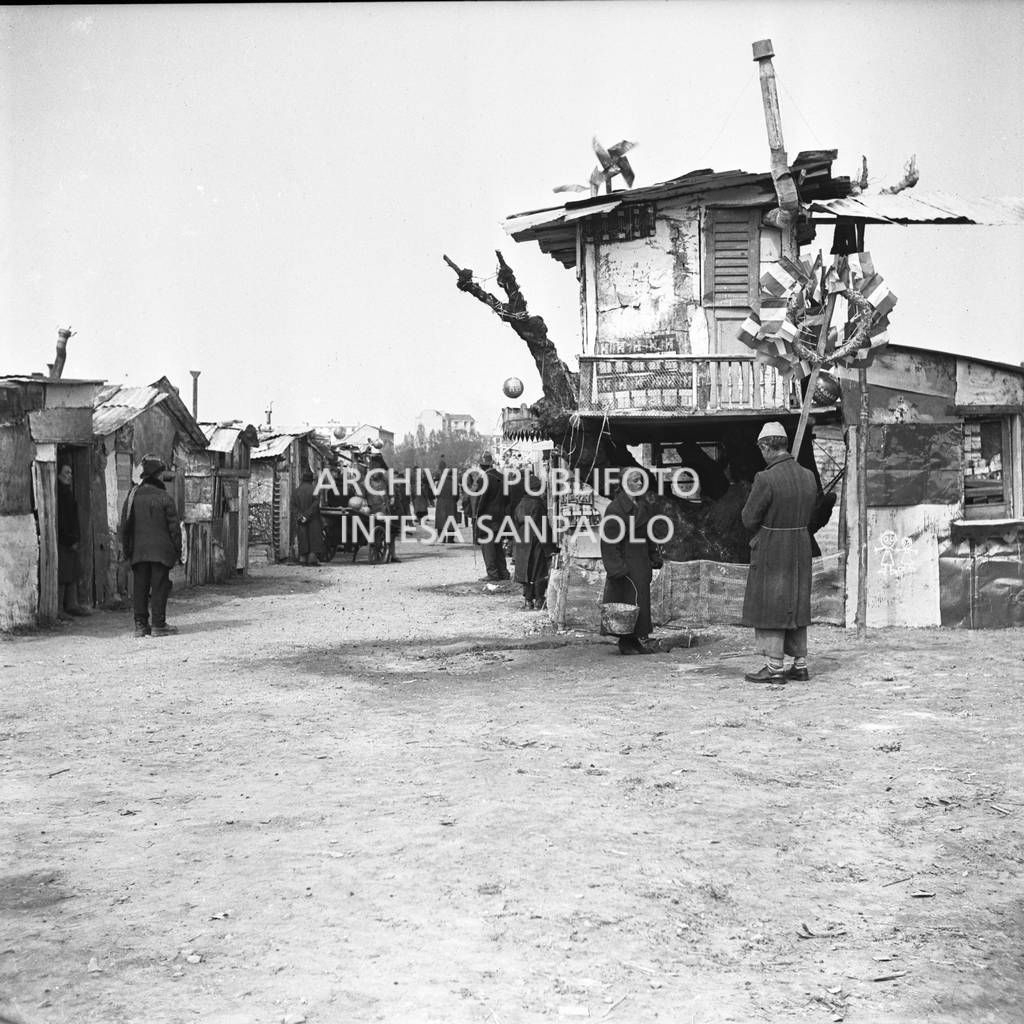 Set del film "Miracolo a Milano" girato nel quartiere milanese di Lambrate