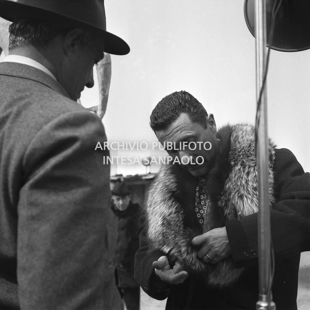 Paolo Stoppa in costume di scena con il regista Vittorio De Sica sul set del film "Miracolo a Milano" girato nel quartiere milanese di Lambrate
