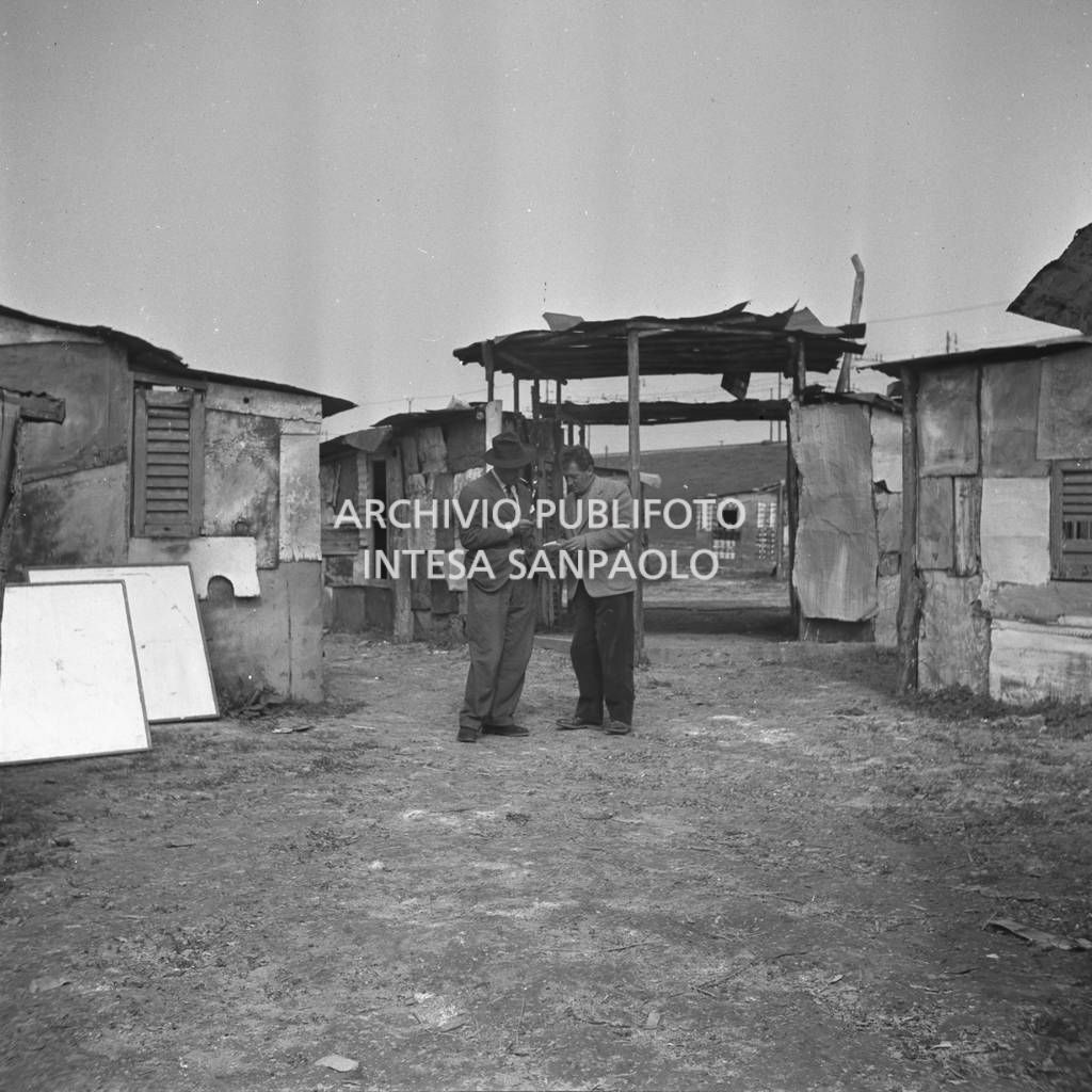 Il regista Vittorio De Sica sul set del film "Miracolo a Milano" girato nel quartiere milanese di Lambrate