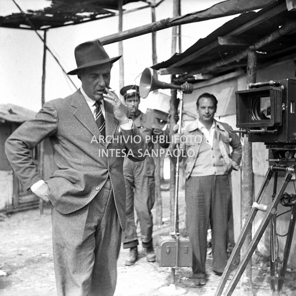 Il regista Vittorio De Sica sul set del film "Miracolo a Milano" girato nel quartiere milanese di Lambrate