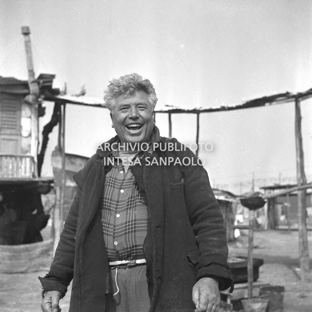 Erminio Spalla in costume di scena sul set del film "Miracolo a Milano" girato nel quartiere milanese di Lambrate