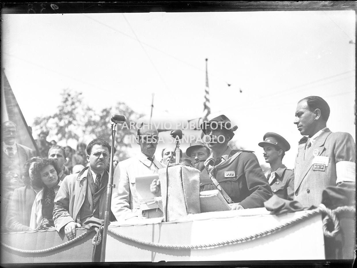 L'intervento di Cino Moscatelli alla manifestazione in onore delle formazioni partigiane in piazza Castello a Milano