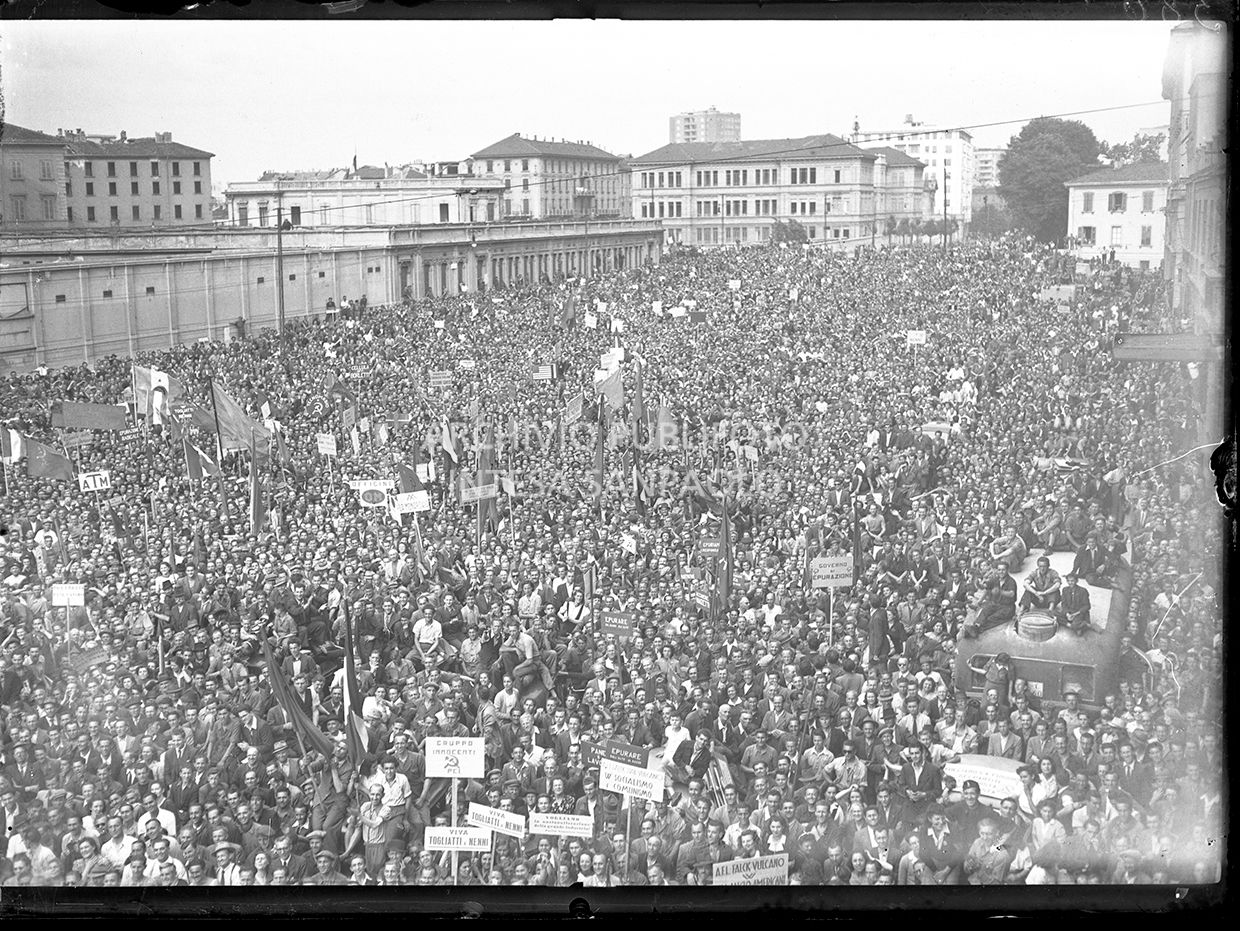 Folla radunata all'esterno della sede della Federazione Comunista a Milano a Porta Garibaldi dove è in visita Palmiro Togliatti