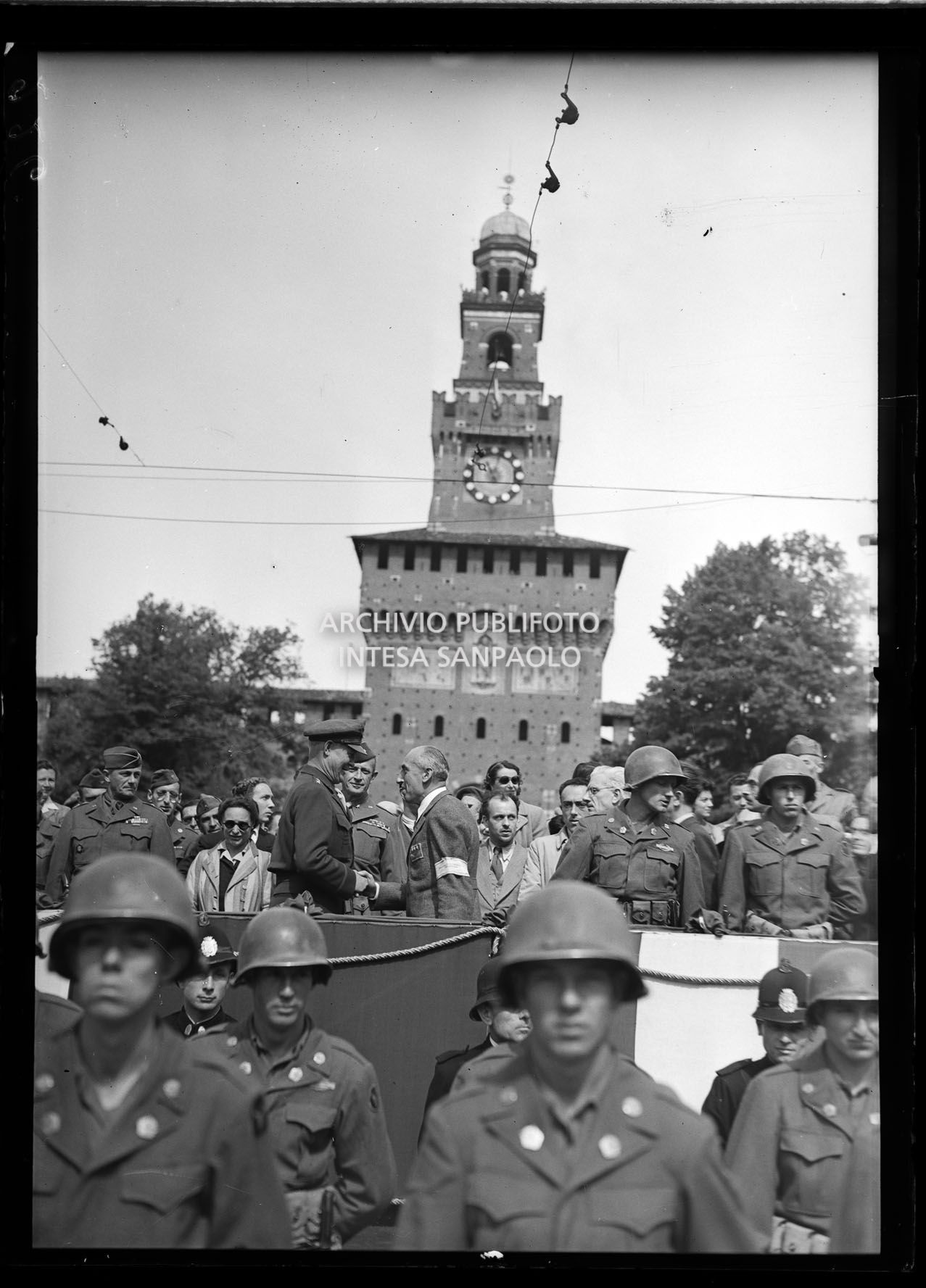 Il generale americano Willis D. Crittenberger  e il generale Raffaele Cadorna insieme sul palco alla manifestazione in onore delle formazioni partigiane in piazza Castello a Milano