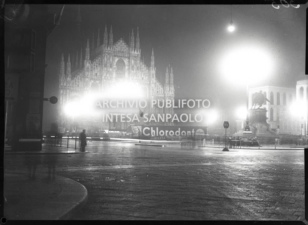 Fine dell'oscuramento: ripresa notturna di piazza del Duomo illuminata