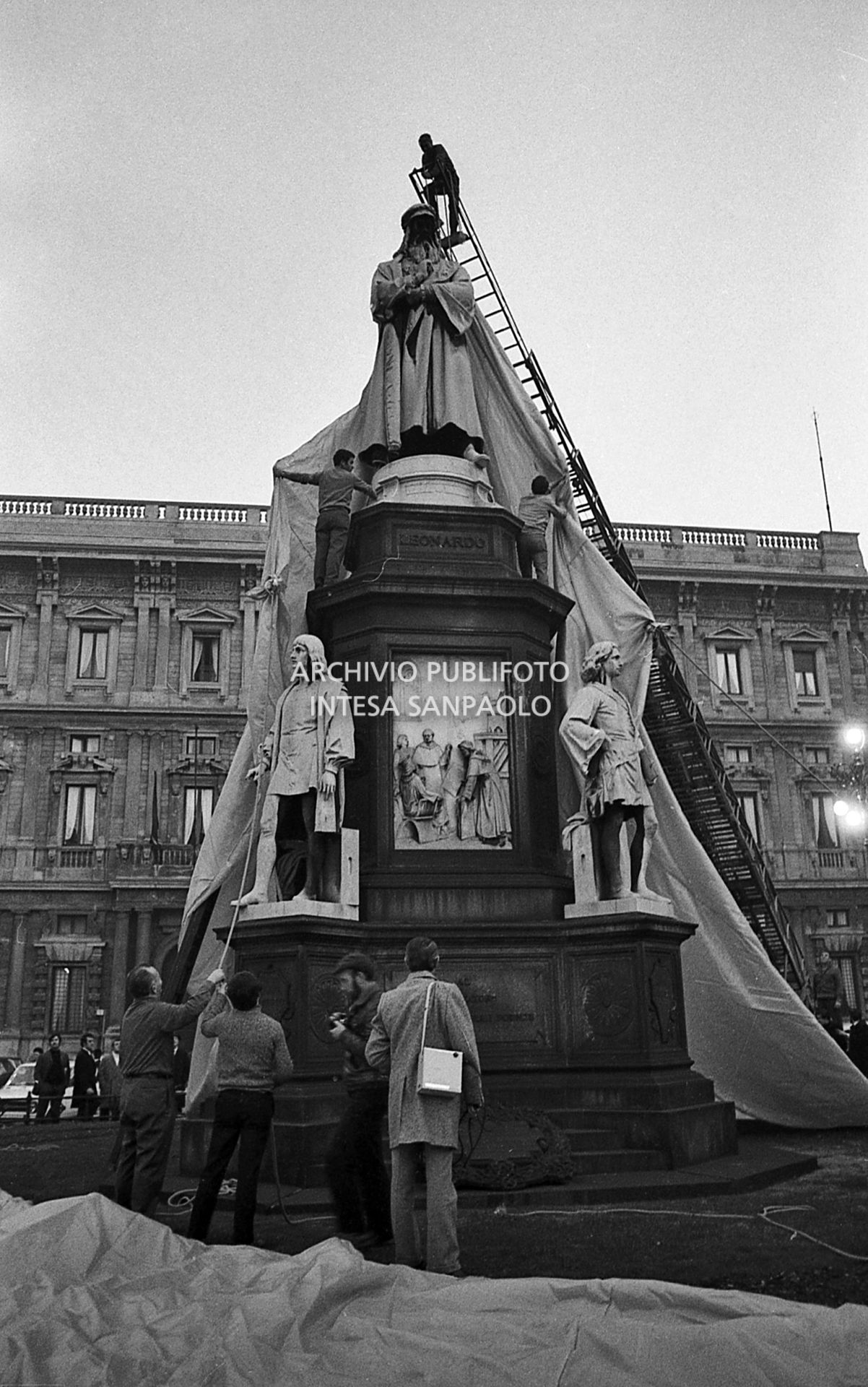 La statua di Leonardo Da Vinci in piazza della Scala a Milano impacchettata dall'artista Christo<br>732653/9