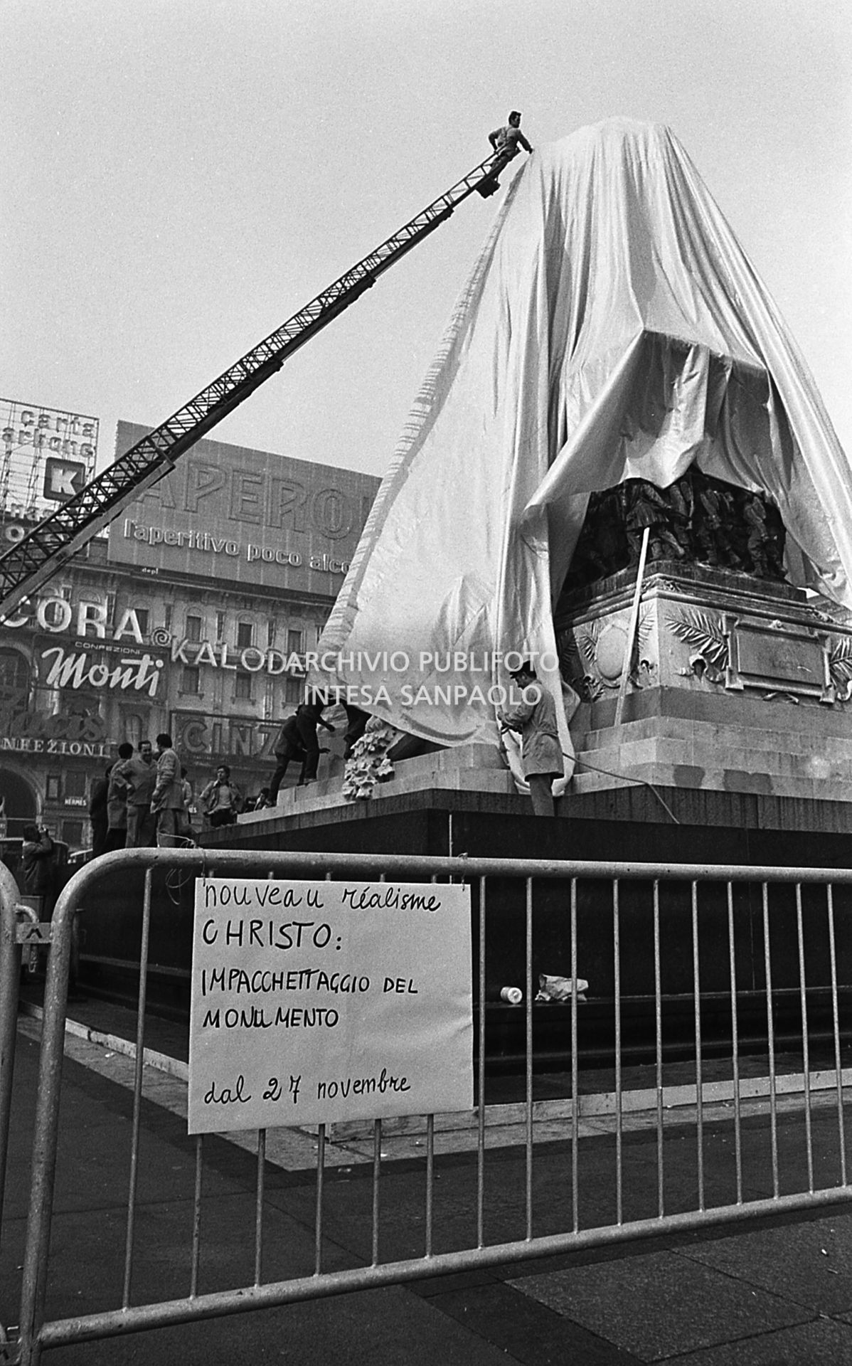 La statua equestre di Re Vittorio Emanuele II in piazza del Duomo a Milano impacchettata dall'artista Christo<br>732653/42