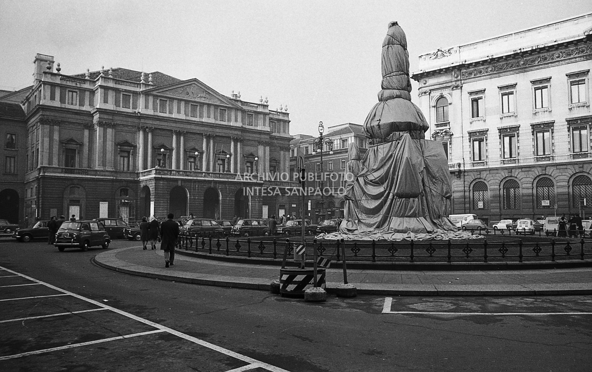 La statua di Leonardo Da Vinci in piazza della Scala a Milano impacchettato dall'artista Christo<br>732653/80