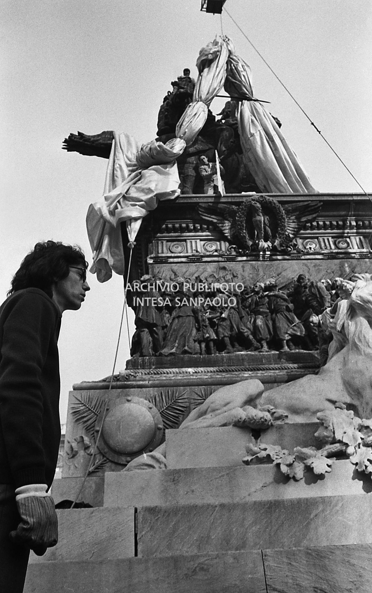 L'artista Christo davanti alla sua opera, l'impacchettamento della statua equestre di Re Vittorio Emanuele II in piazza del Duomo a Milano con teloni di polipropilene<br>732653/95