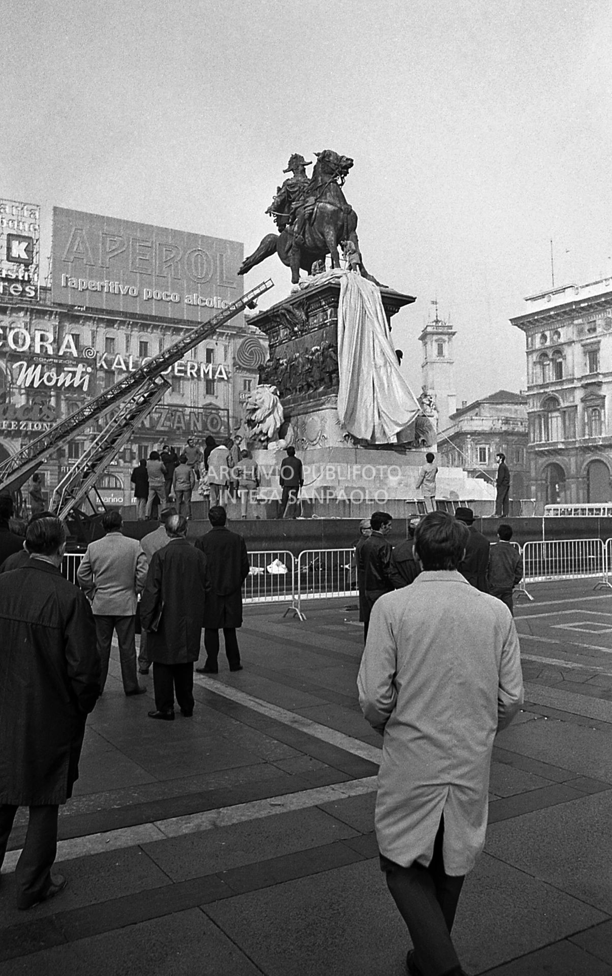 Operazioni di impacchettamento della statua equestre di Re Vittorio Emanuele II in piazza del Duomo a Milano ad opera dell'artista Christo<br>732653/188
