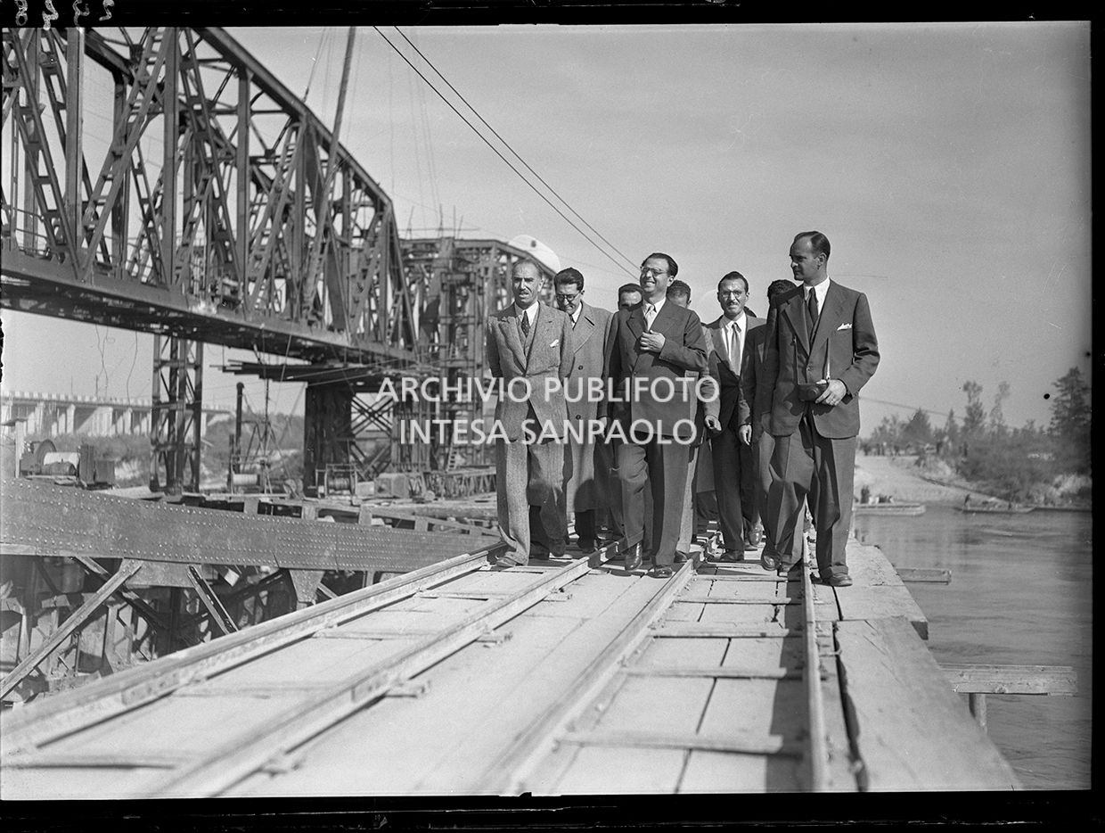 Ugo La Malfa, ministro dei Trasporti del Regno d'Italia, presso il ponte sul Po a Piacenza in occasione della sua inaugurazione
