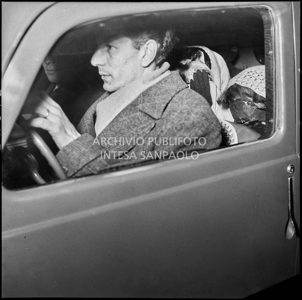 Le sorelle Spinelli in automobile con il padre all'uscita dal tribunale<br>201662