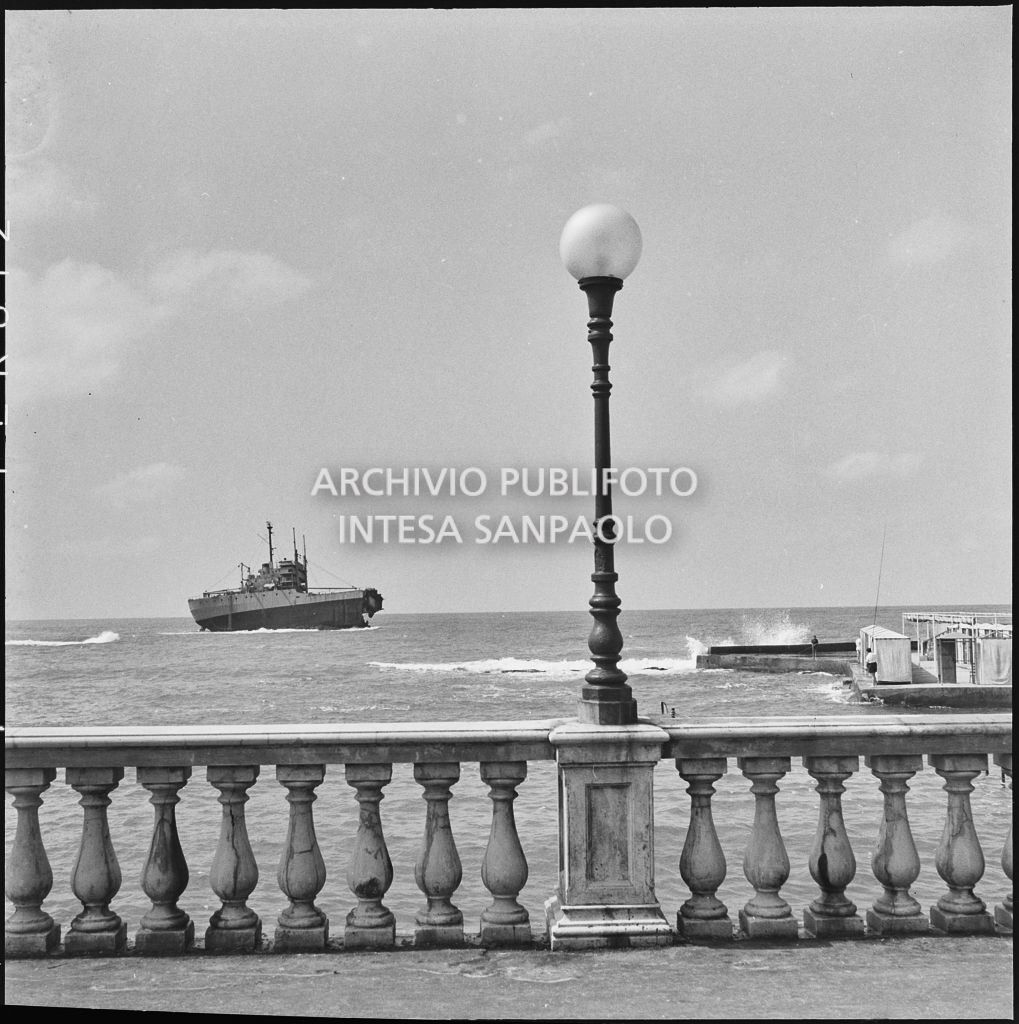 Imbarcazione in navigazione di fronte al lungomare di Livorno<br>221875