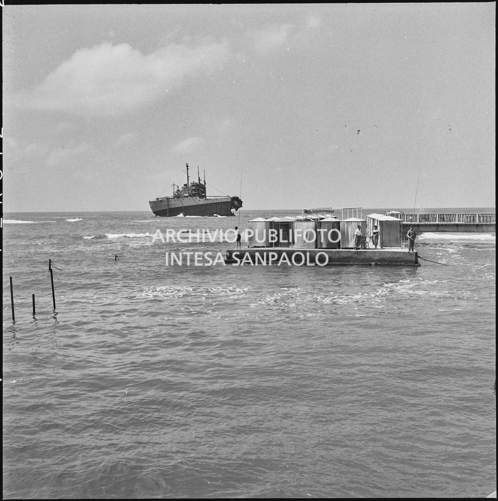 Imbarcazione in navigazione di fronte al lungomare di Livorno e piattaforma con cabine<br>221877