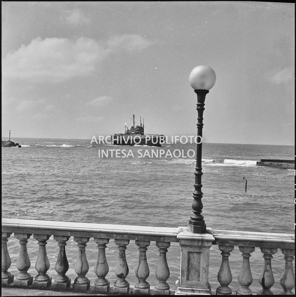 Imbarcazione in navigazione di fronte al lungomare di Livorno<br>221878