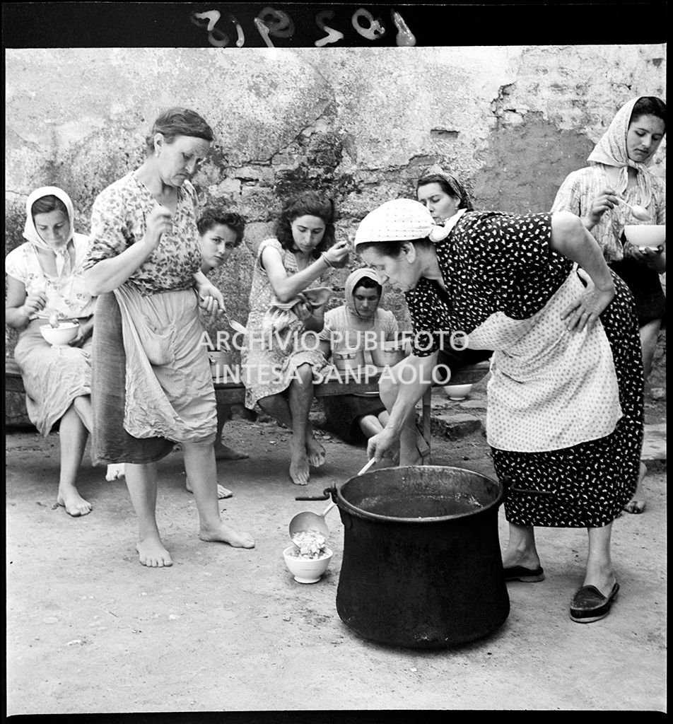 Mondine in pausa pranzo nei pressi di Binasco