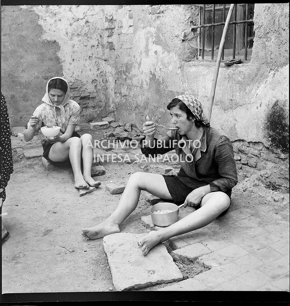 Mondine durante la pausa pranzo nei dintorni di Binasco