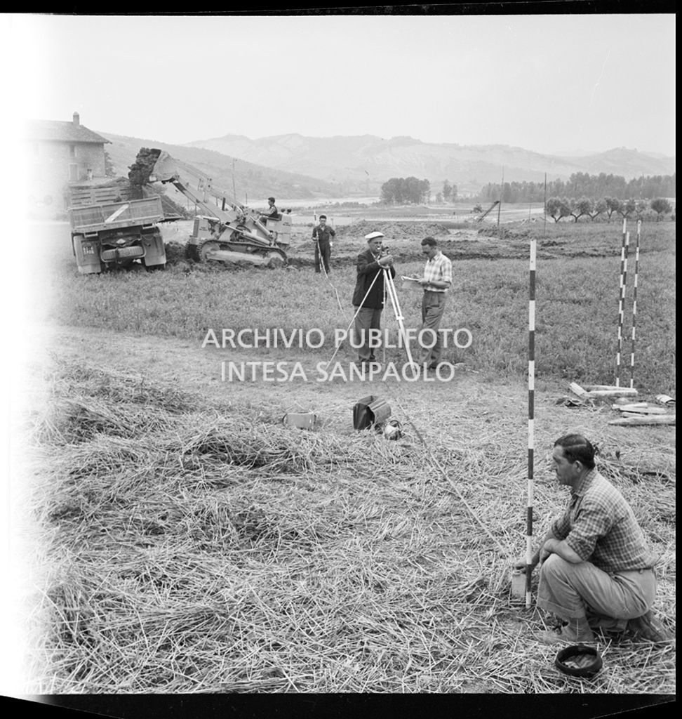 Rilievi nel cantiere di costruzione dell'Autostrada del Sole, tratta Casalecchio di Reno-Sasso Marconi