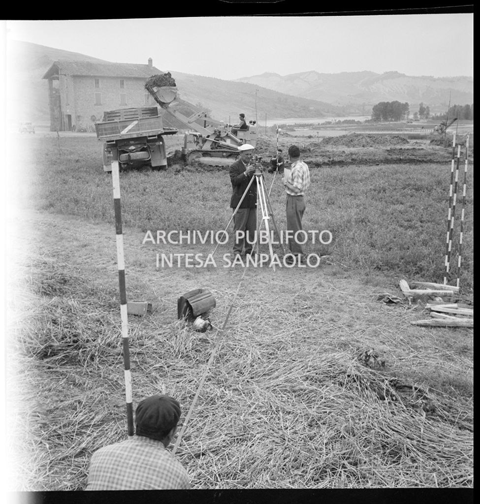 Addetti al cantiere di costruzione dell'Autostrada del Sole, tratta Casalecchio di Reno-Sasso Marconi, eseguono dei rilievi