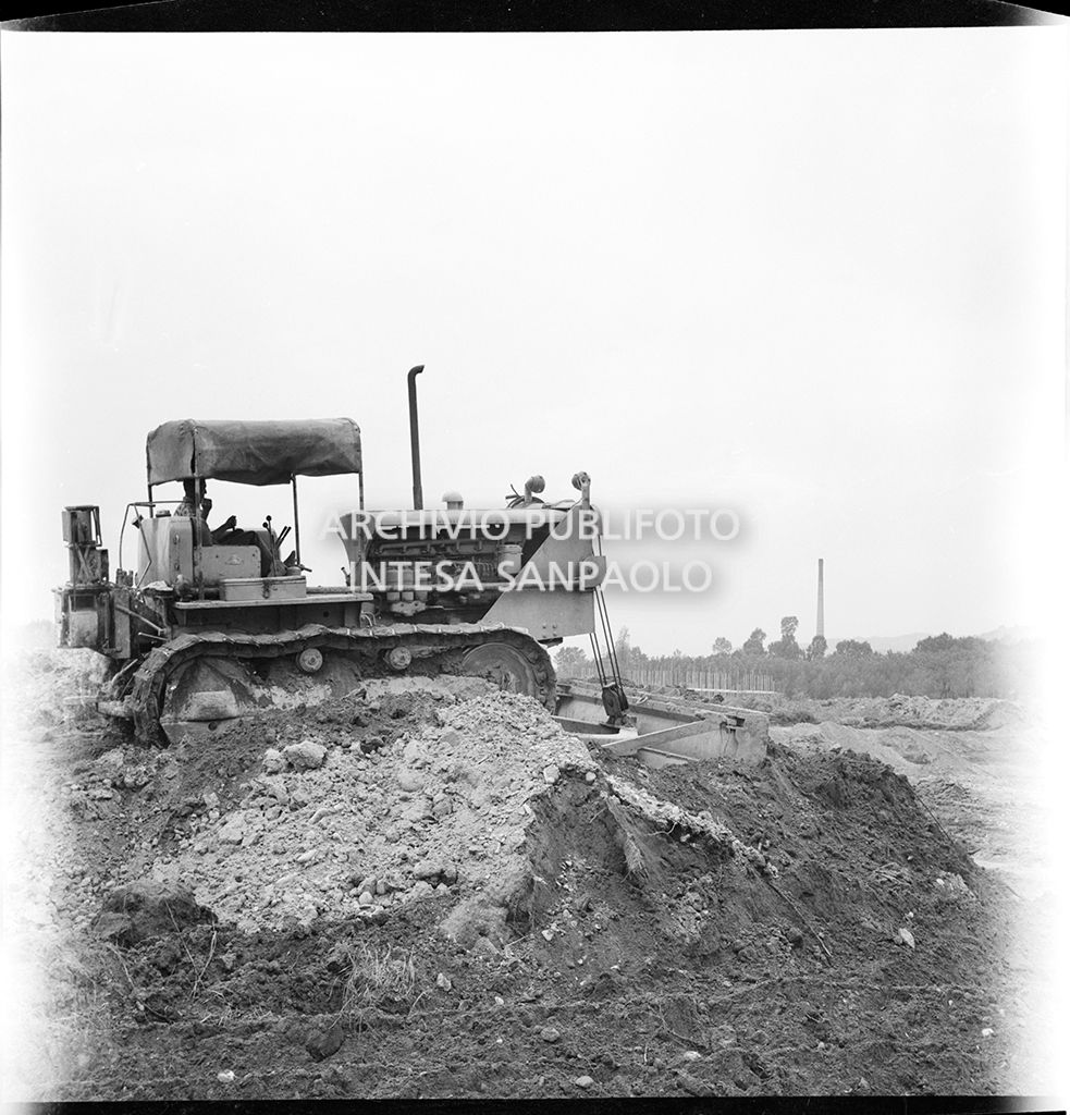 Ruspa al lavoro nel cantiere di costruzione dell'Autostrada del Sole, tratta Casalecchio di Reno-Sasso Marconi