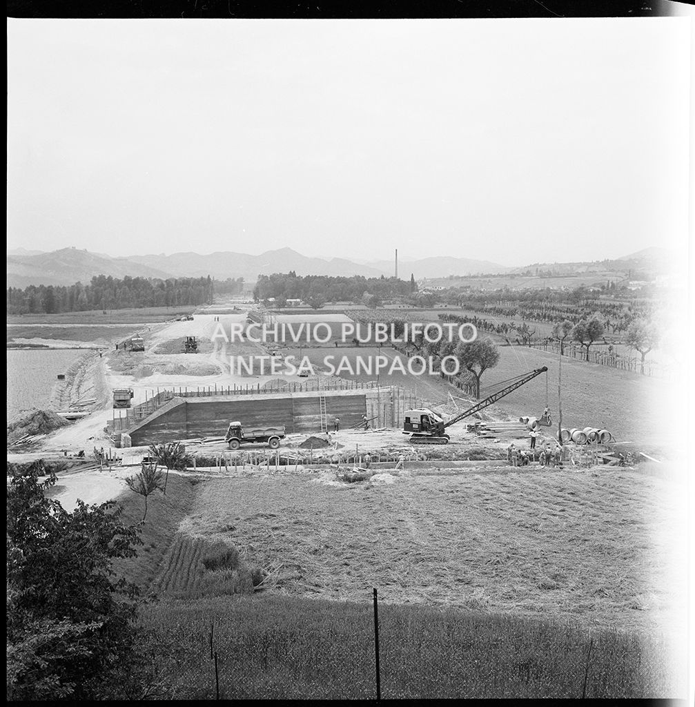 Veduta del cantiere di costruzione dell'Autostrada del Sole, tratta Casalecchio di Reno-Sasso Marconi