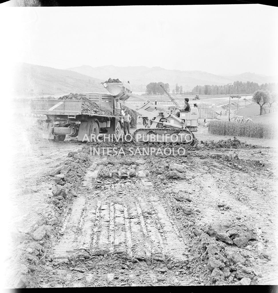 Operai e mezzi al lavoro nel cantiere di costruzione dell'Autostrada del Sole, tratta Casalecchio di Reno-Sasso Marconi