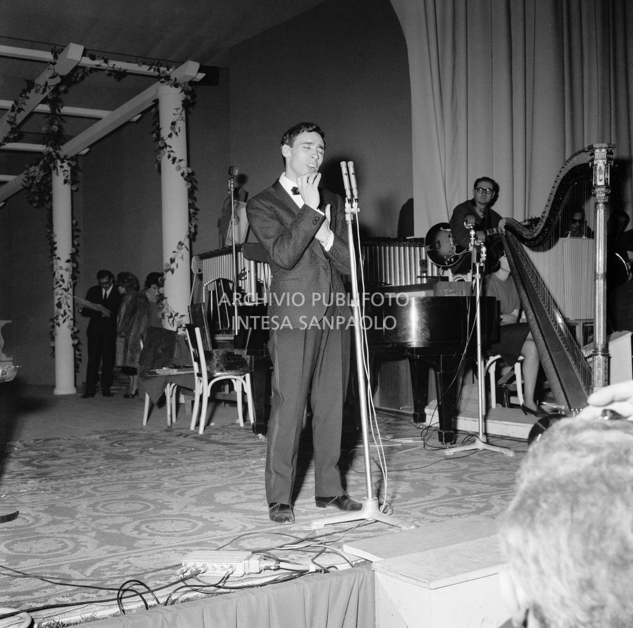 Umberto Bindi canta alle prove dell'XI Festival di Sanremo