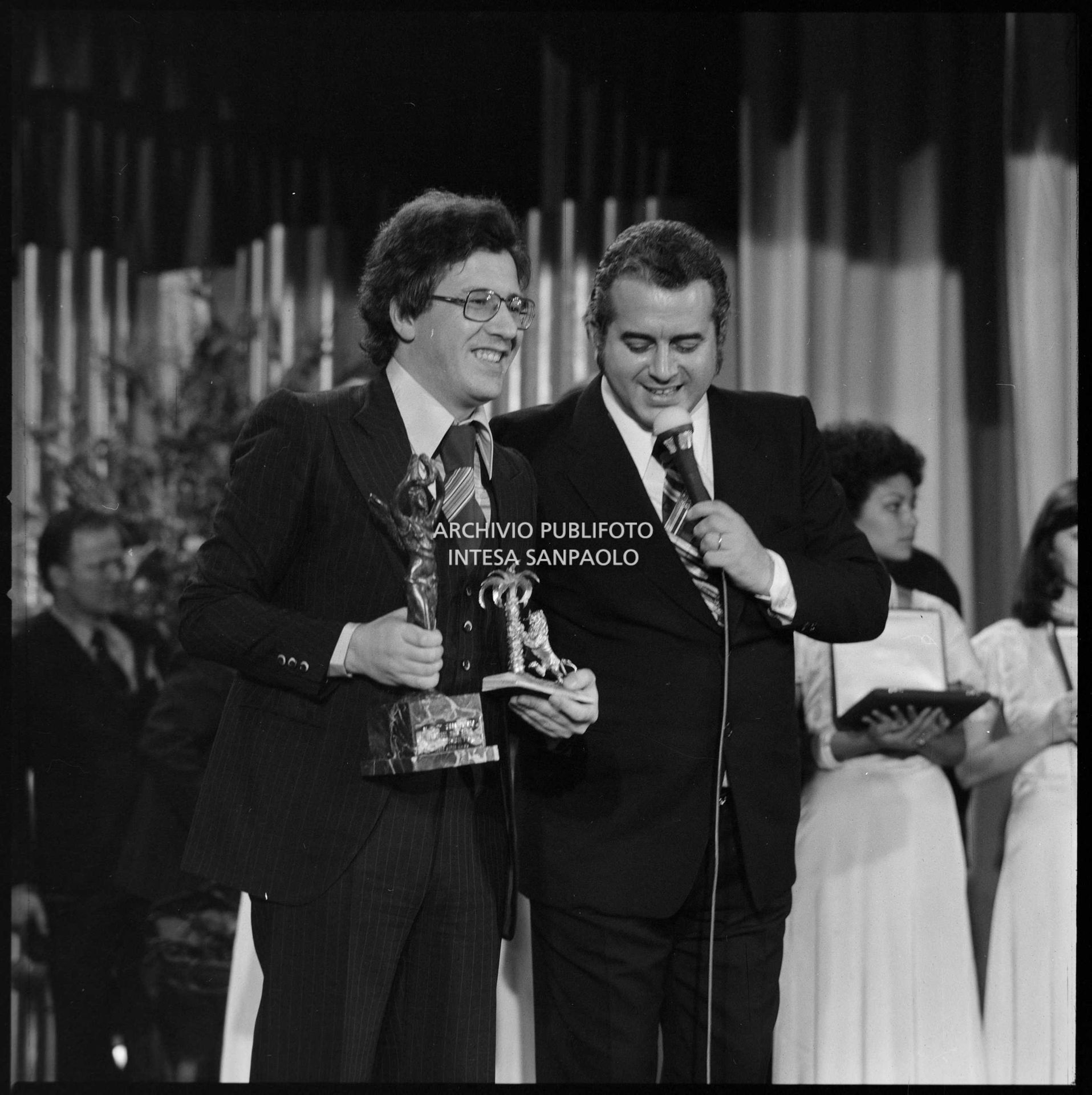 Peppino di Capri, vincitore del XXVI Festival della canzone italiana di Sanremo, e Vittorio Salvetti durante la premiazione