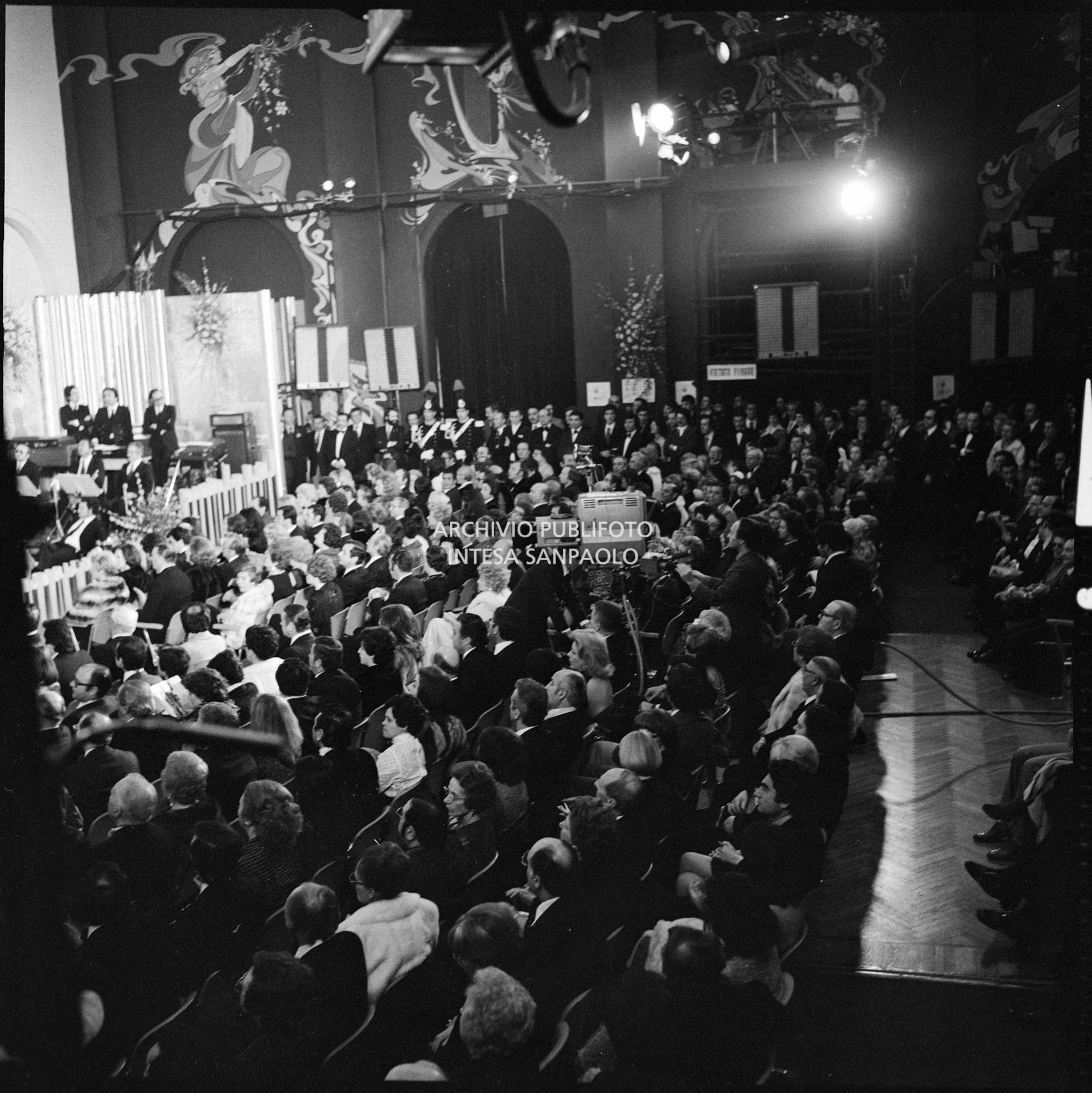 Pubblico al XXVI Festival della canzone italiana di Sanremo