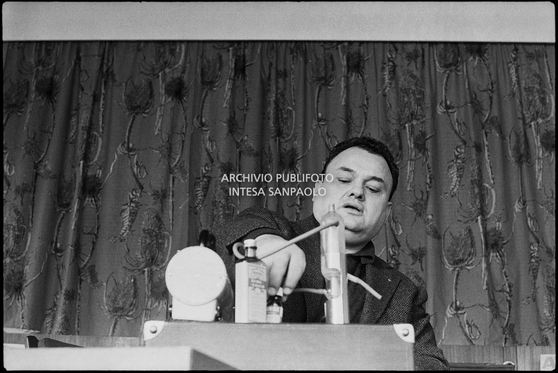 Luciano Tajoli fa l'aerosol nei giorni del XIII Festival della canzone italiana di Sanremo