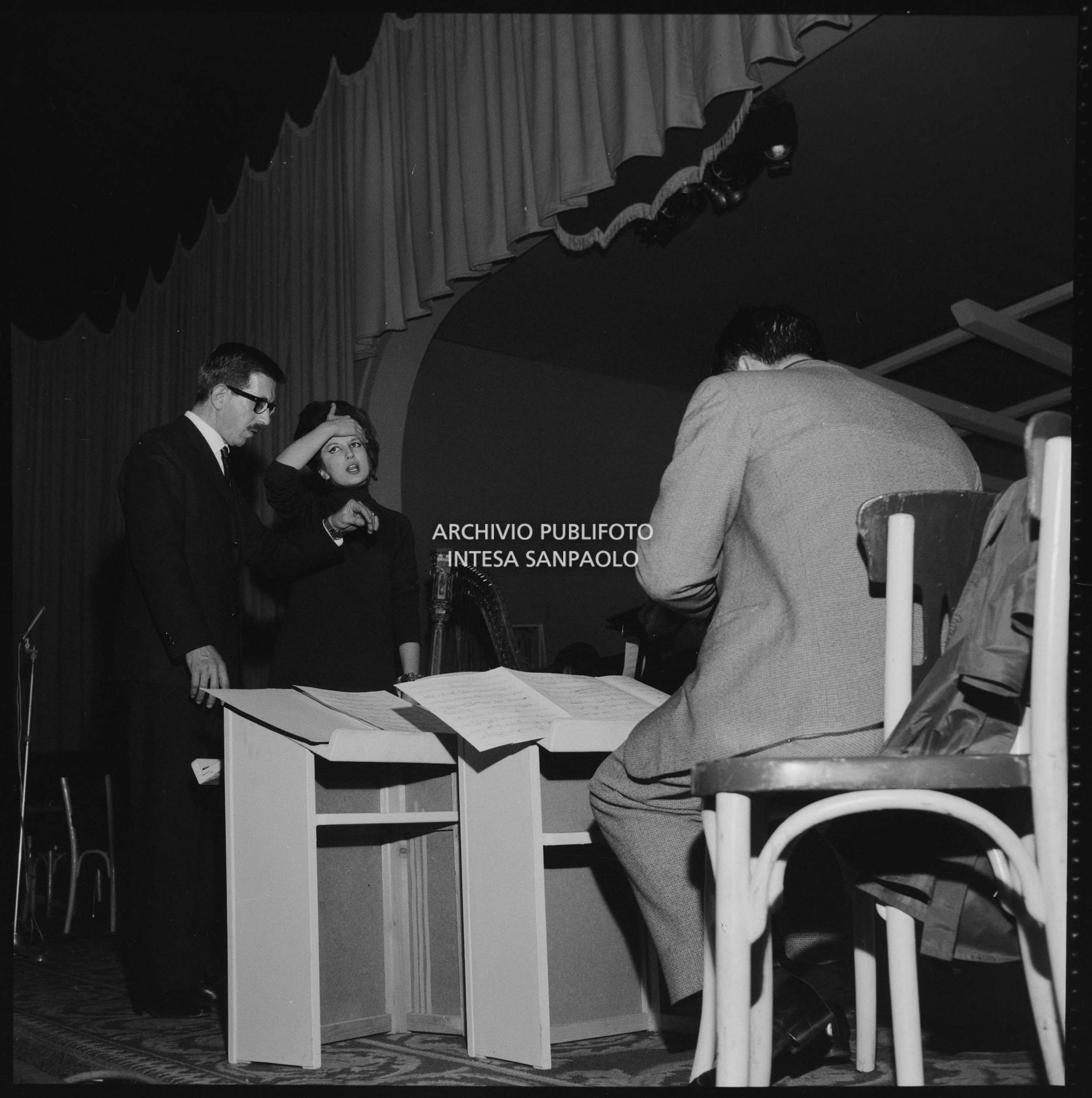 Mina con il direttore d'orchestra Bruno Canfora alle prove dell'XI Festival di Sanremo