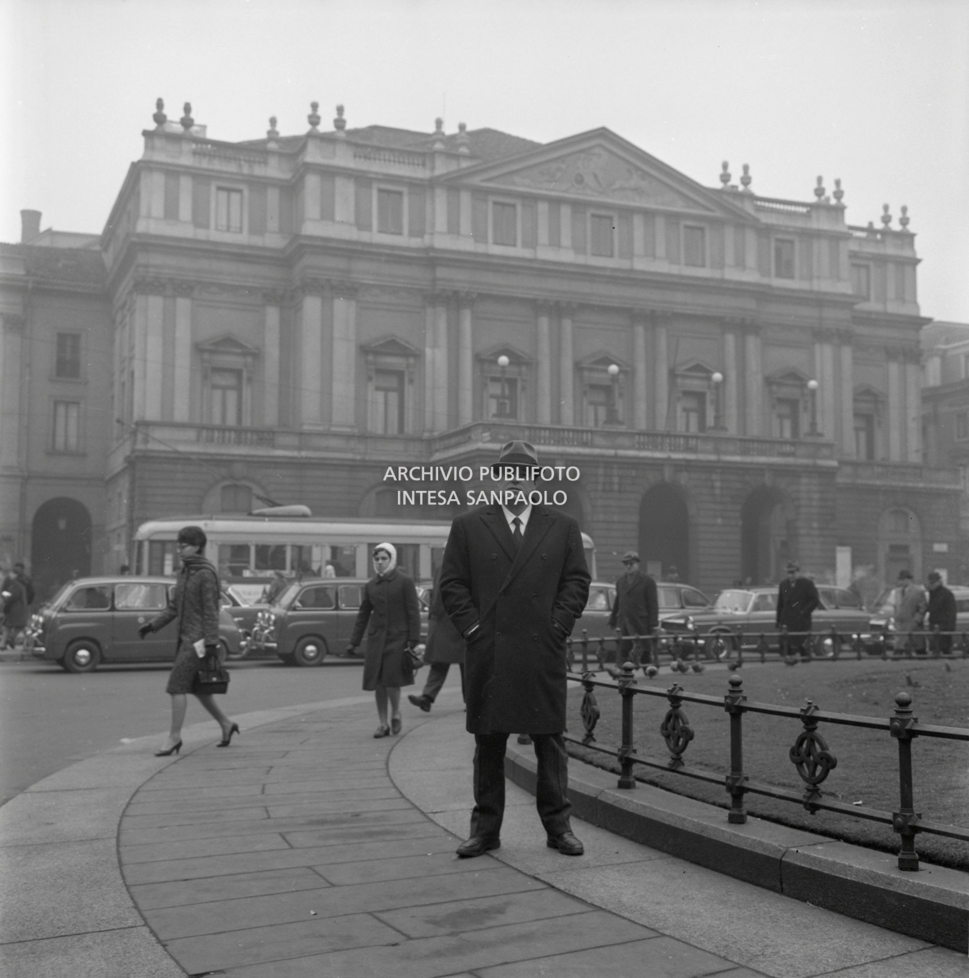 Luciano Pavarotti ritratto in piazza della Scala a Milano; sullo sfondo il Teatro alla Scala
