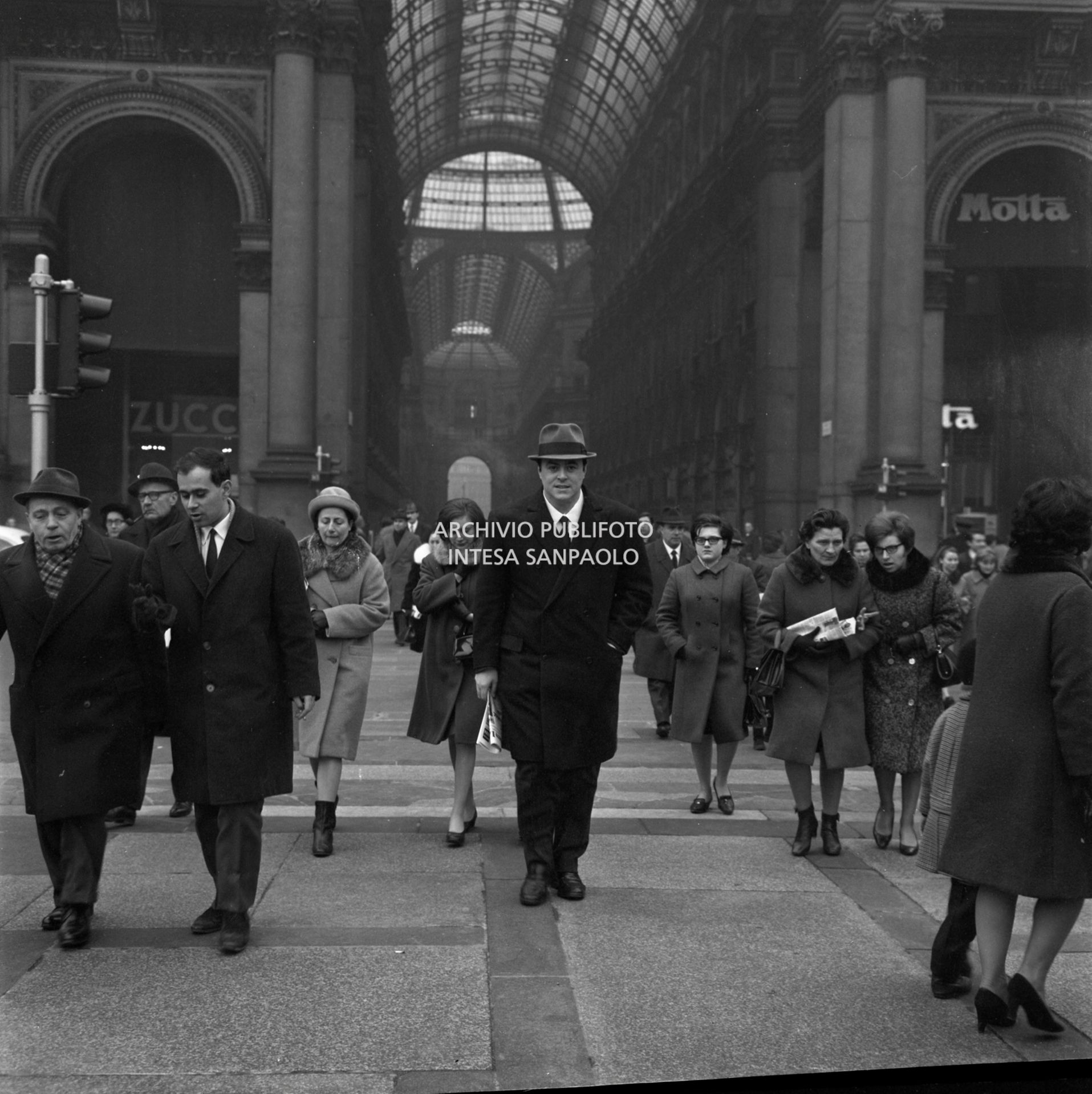 Luciano Pavarotti in piazza Duomo a Milano; alle sue spalle la Galleria Vittorio Emanuele II
