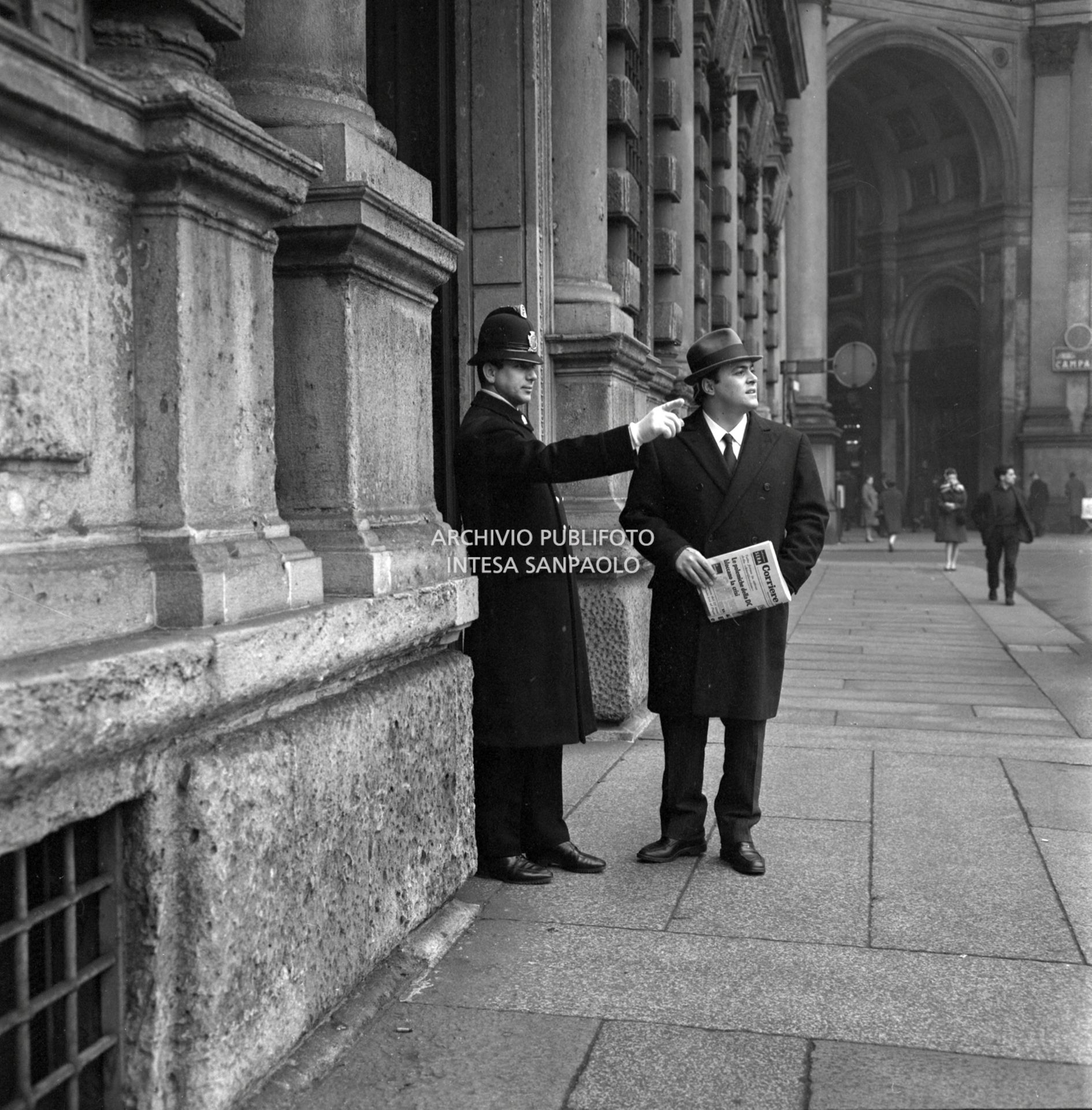 Luciano Pavarotti con un vigile urbano all'ingresso di Palazzo Marino a Milano