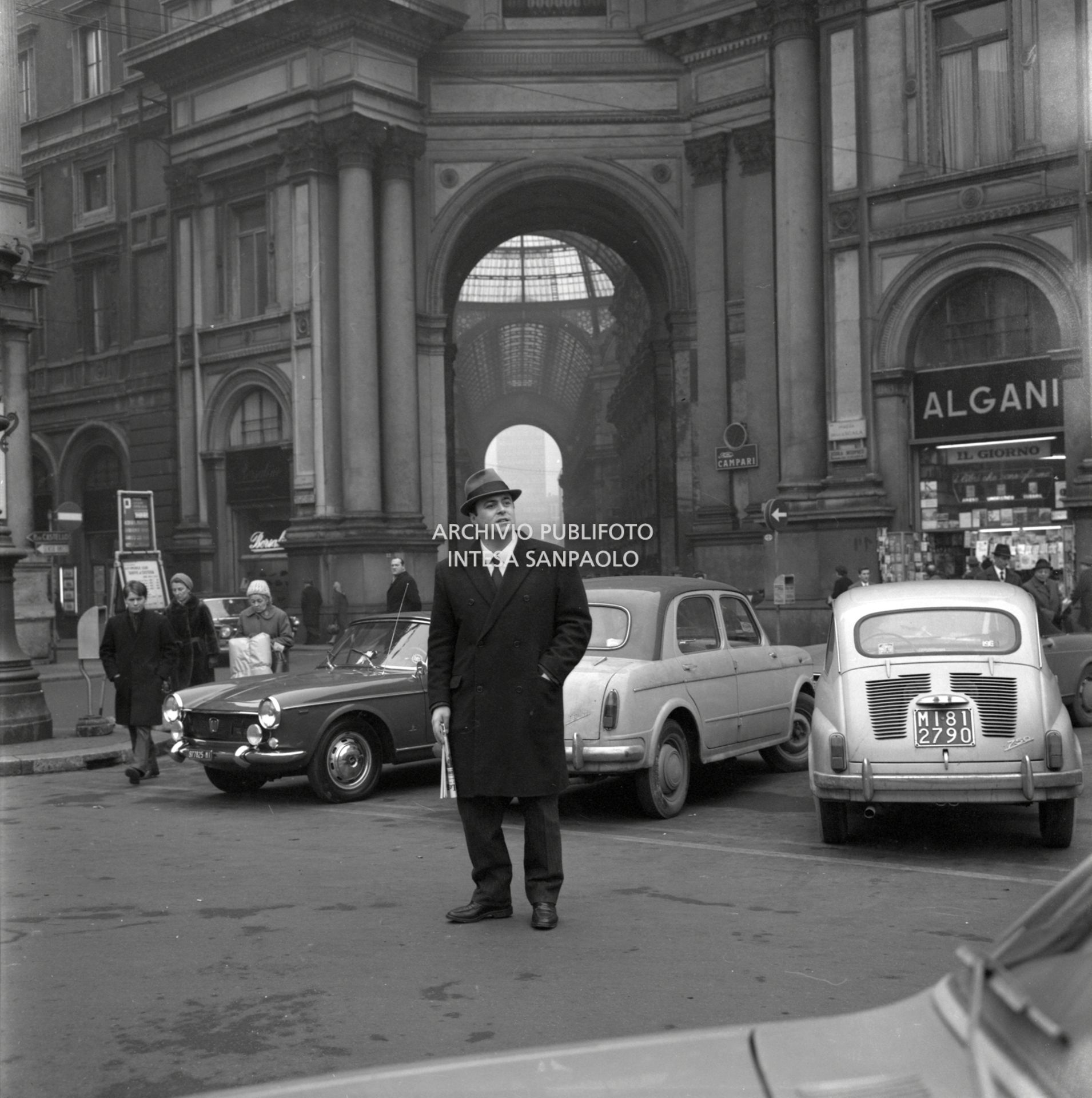 Luciano Pavarotti in piazza della Scala a Milano; alle sue spalle la Galleria Vittorio Emanuele II