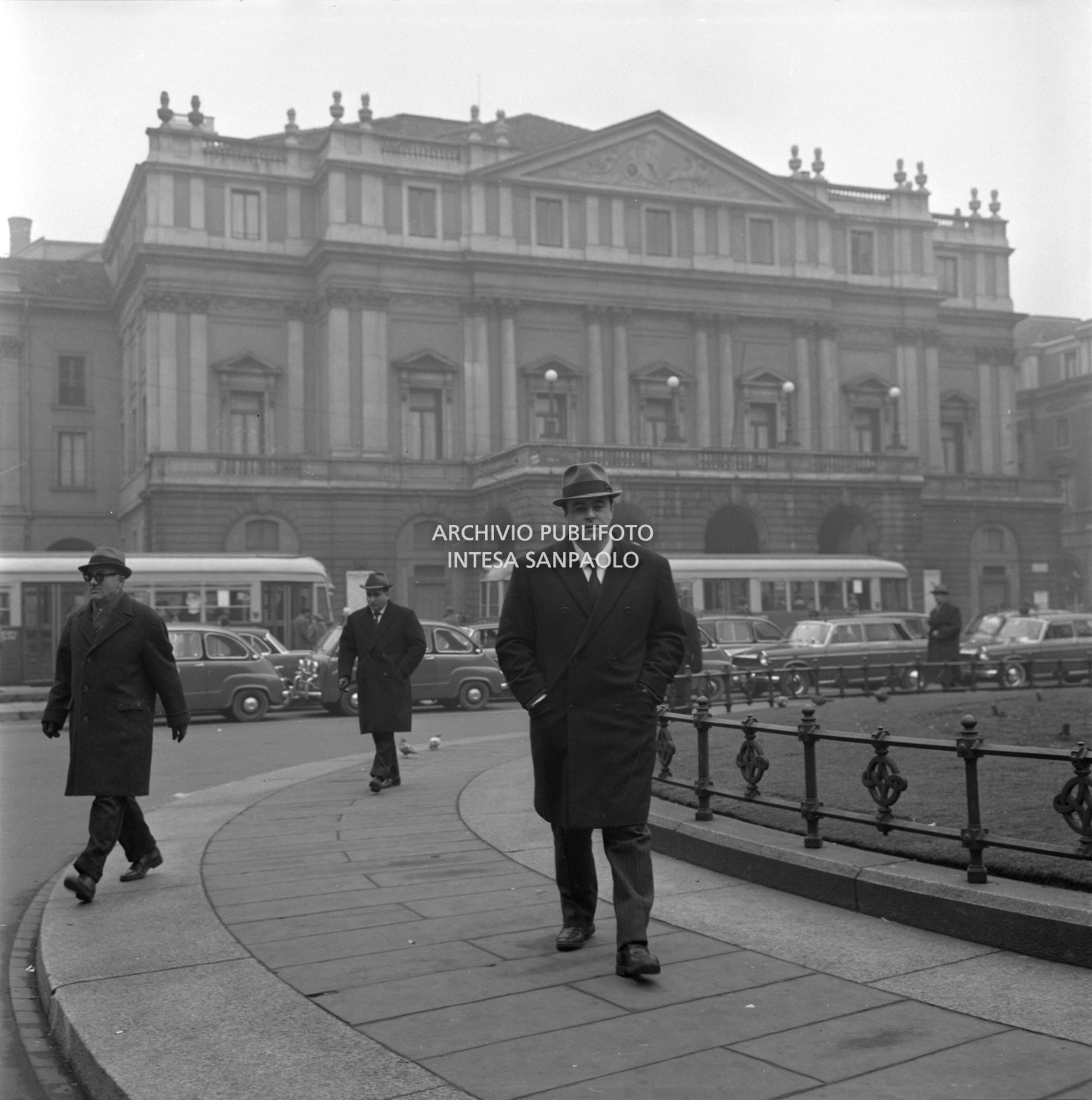 Luciano Pavarotti ritratto in piazza della Scala a Milano; sullo sfondo il Teatro alla Scala
