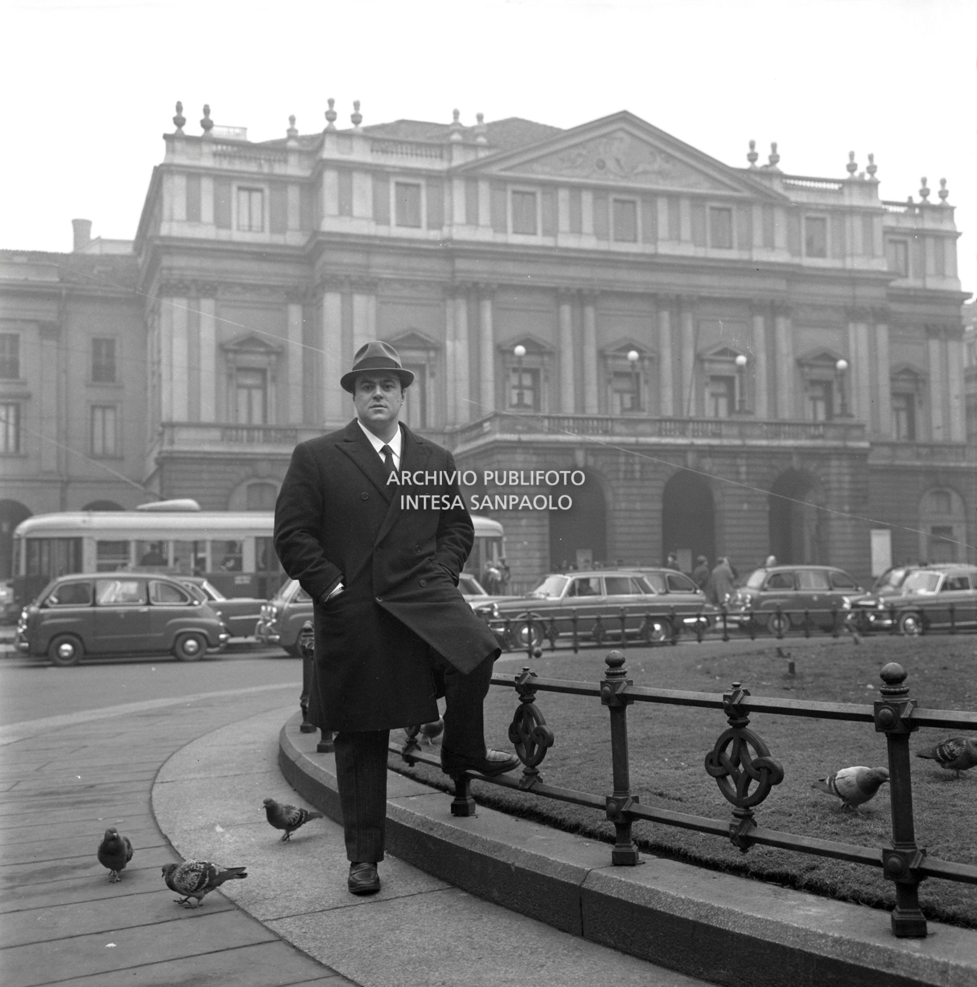 Luciano Pavarotti ritratto in piazza della Scala a Milano; alle sue spalle il Teatro alla Scala