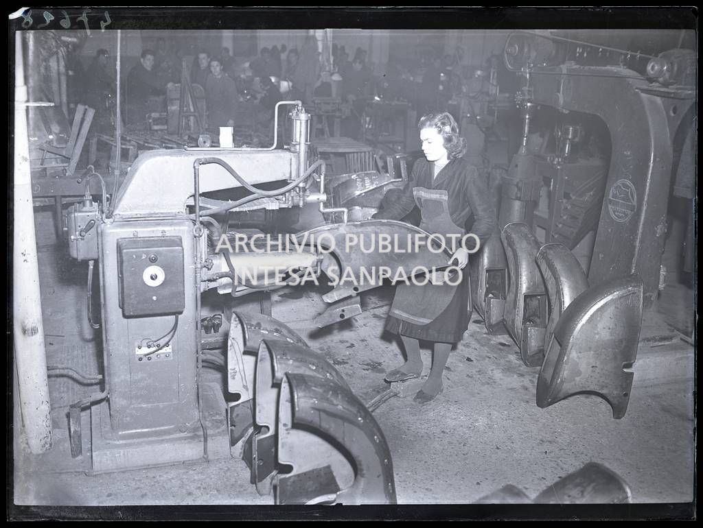 Operaia al lavoro nello stabilimento Piaggio & C. a Pontedera