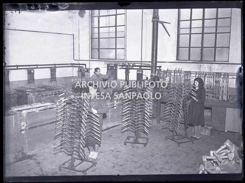 Operai al lavoro nello stabilimento Piaggio & C. a Pontedera